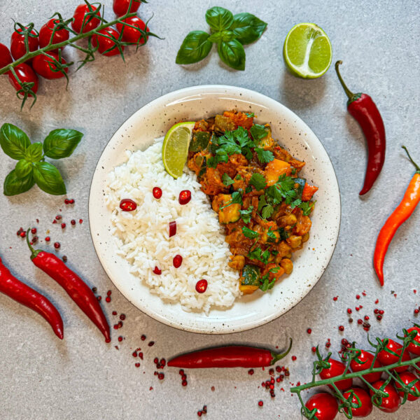 Marokkanischer Gemüse Gulasch mit Reis und aromatischen Gewürzen