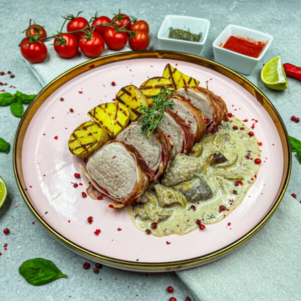 Zarte Schweinsmedaillons in cremiger Steinpilzsauce mit Erdäpfeln
